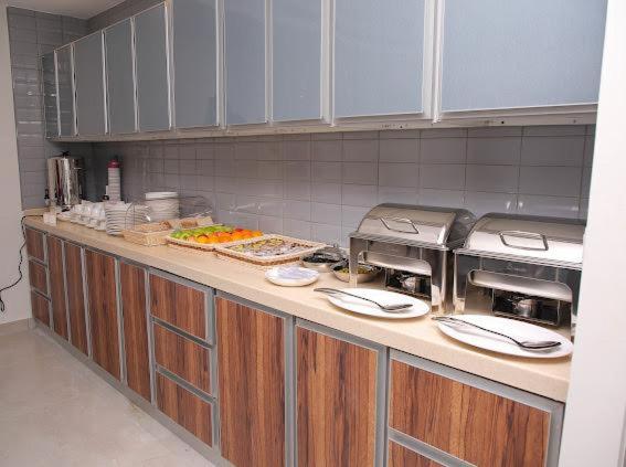 una cucina con bancone e cibo di Al Raha Apartment Hotel a Gedda