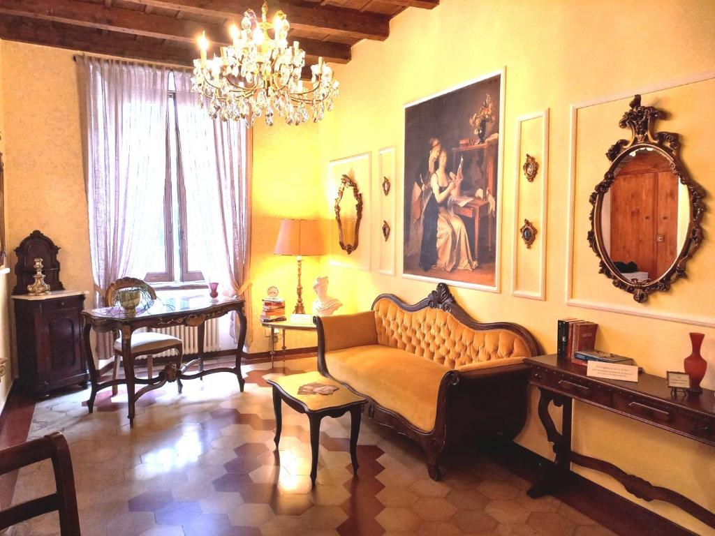 - un salon avec un canapé et un lustre dans l'établissement Il rifugio di Elizabeth, à Bergame