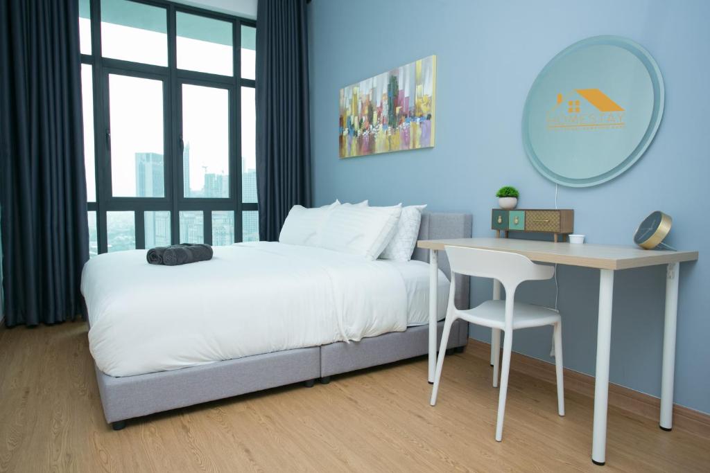 1 dormitorio con cama, escritorio y mesa en Legasi Kampung Baru by Twenty7 en Kuala Lumpur