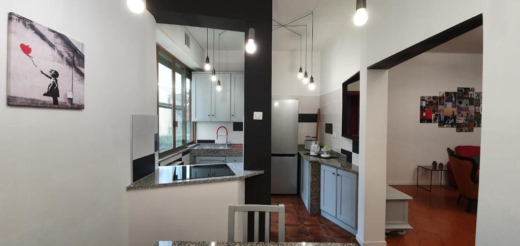 una cucina con lavandino e piano di lavoro di 2 bed flat Centre & Stadio free parking a Terni