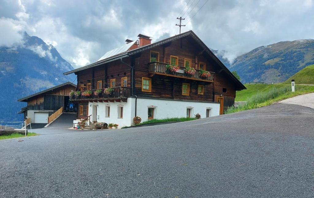 Cette grande maison en bois dispose d'un balcon sur une montagne. dans l'établissement Stoffelehof, à Großkirchheim