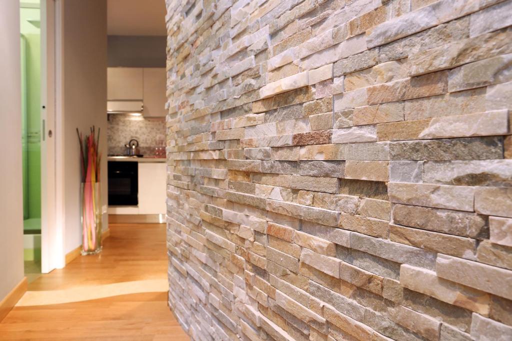 ローマにあるNavona & Pantheon Cozy Apartmentの煉瓦造りのキッチンの石壁