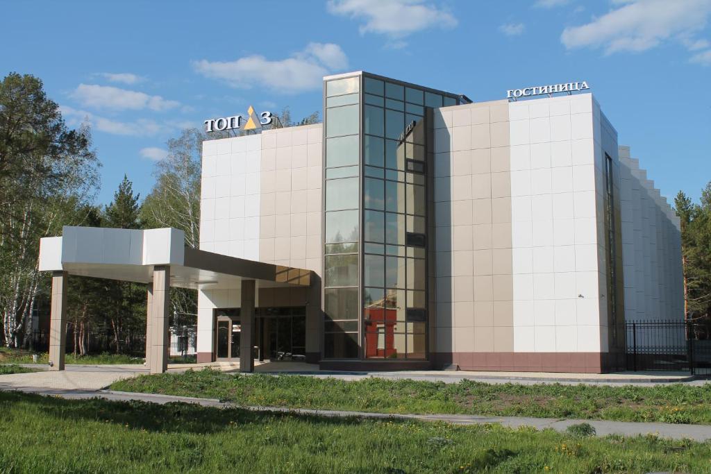 un edificio con un cartel encima en Topaz Hotel, en Kámensk-Uralsky