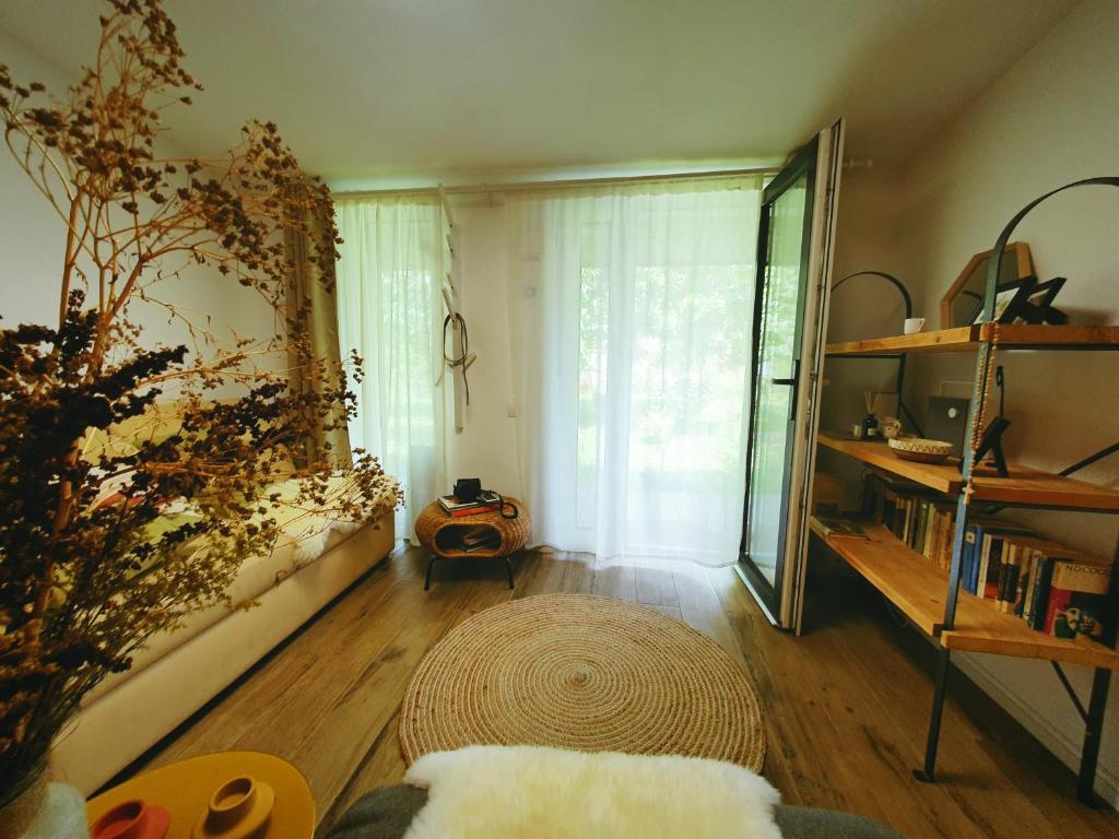 uma sala de estar com uma grande janela e um tapete em #outofboxproject tiny-home and garden house em Timisoara