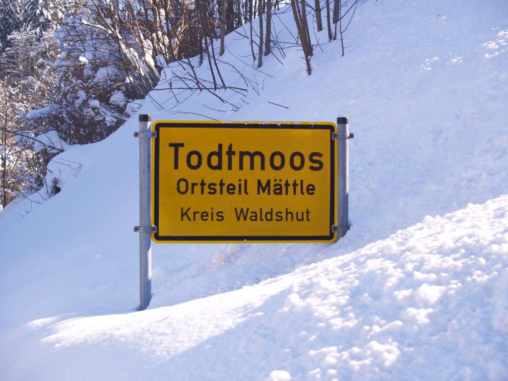 a yellow sign on a snow covered road at Birke 9, 10 oder 11 in Todtmoos