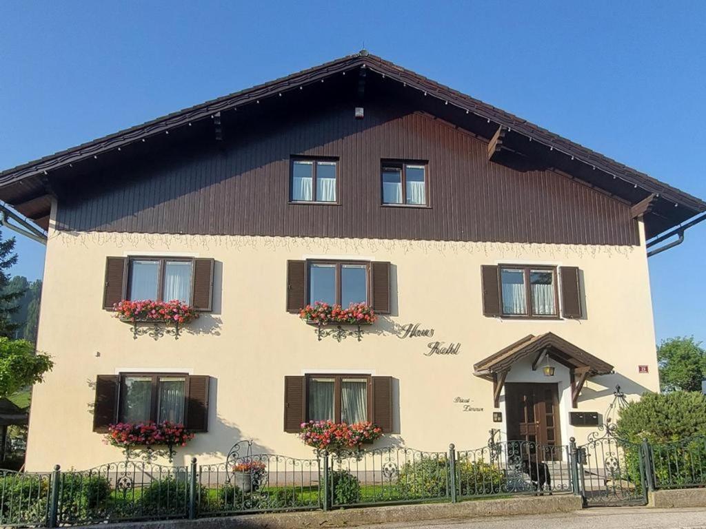 una casa grande con flores en las ventanas en Haus Kohl en Semmering