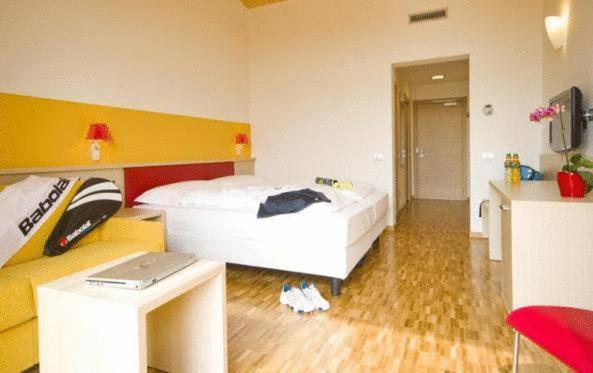 Postel nebo postele na pokoji v ubytování Garda Sporting Club Hotel