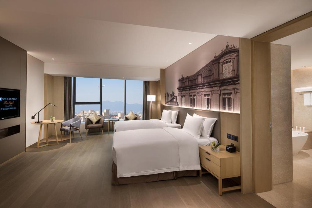 Postel nebo postele na pokoji v ubytování Wyndham Grand Plaza Royale Yuzhou Xiamen Wuyuan Bay