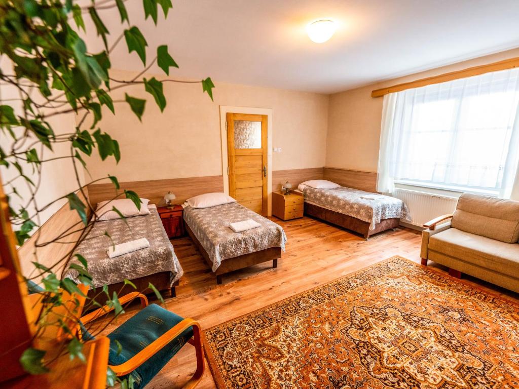 ein Wohnzimmer mit 2 Betten und einem Sofa in der Unterkunft Byczy Rog noclehy na hranici in Králíky