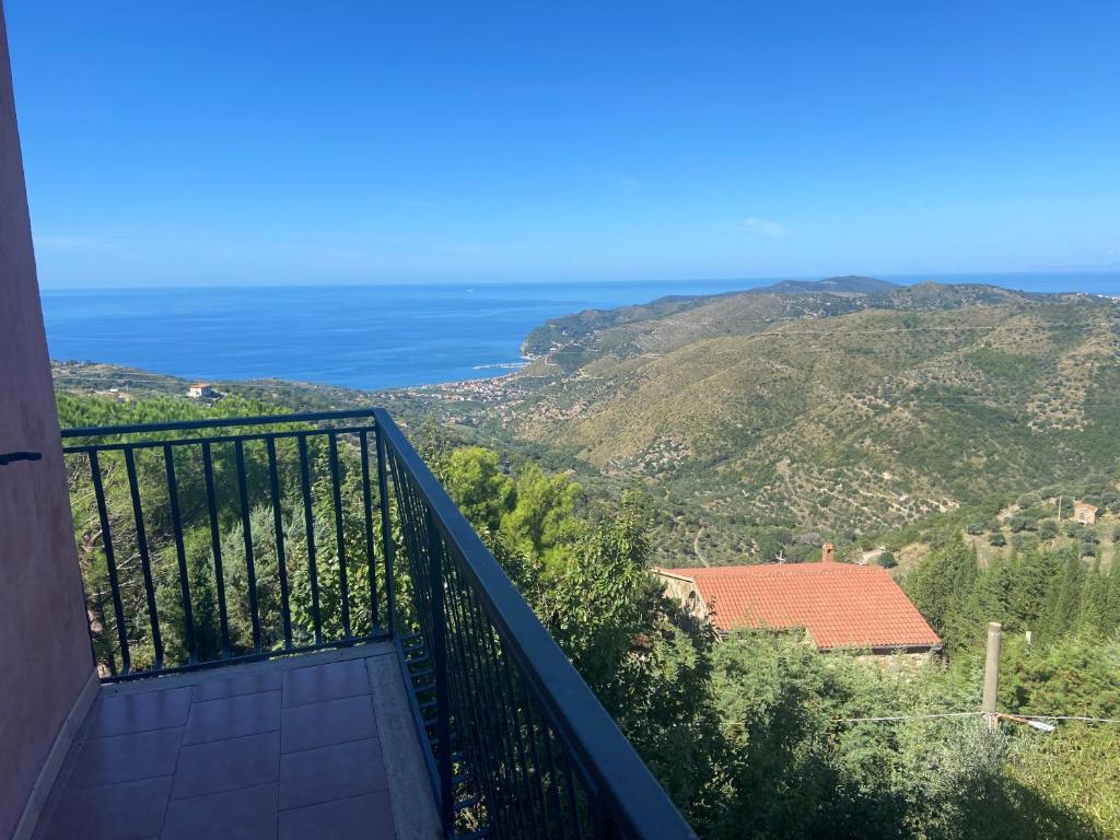 een balkon van een huis met uitzicht op de oceaan bij Cilento in San Mauro Cilento