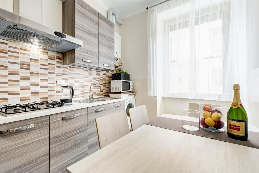 A kitchen or kitchenette at BDC - Prestige 3Bdr 3Bath in Monti District