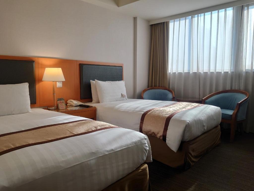 Postel nebo postele na pokoji v ubytování Fuward Hotel Tainan