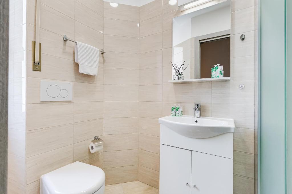 A bathroom at BDC - Prestige 3Bdr 3Bath in Monti District
