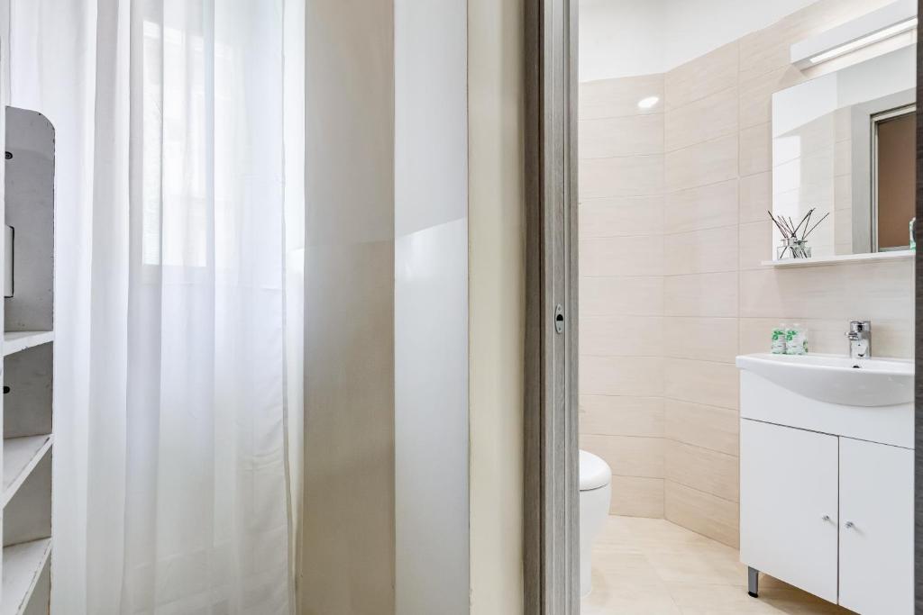 A bathroom at BDC - Prestige 3Bdr 3Bath in Monti District