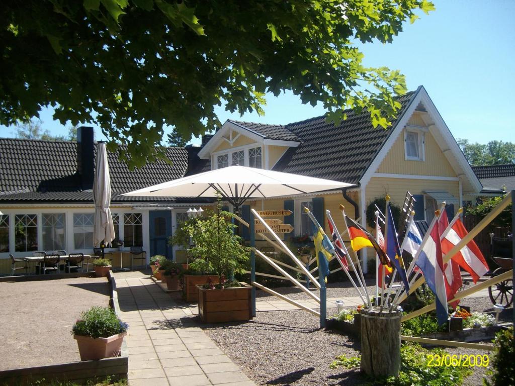 Bredsatra的住宿－Drei Jahreszeiten，前面有一大堆旗帜的房子
