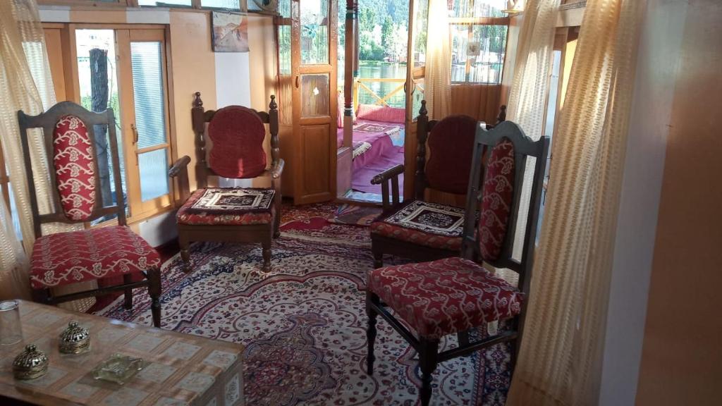 Posezení v ubytování New Dunhill Houseboat