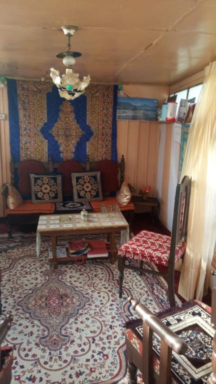 Posezení v ubytování New Dunhill Houseboat