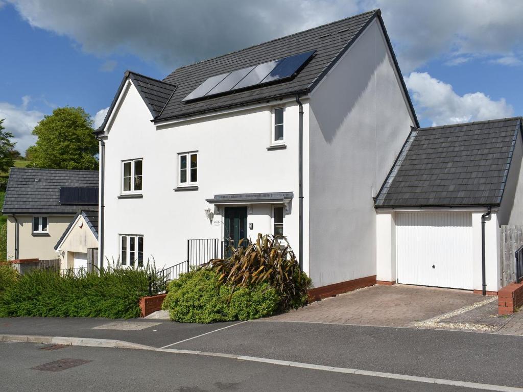 a white house with a skylight on the roof at Elizabeth House in Bampton