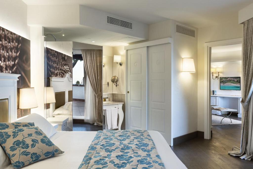a hotel room with a bed and a bathroom at Hotel Abi d'Oru in Porto Rotondo