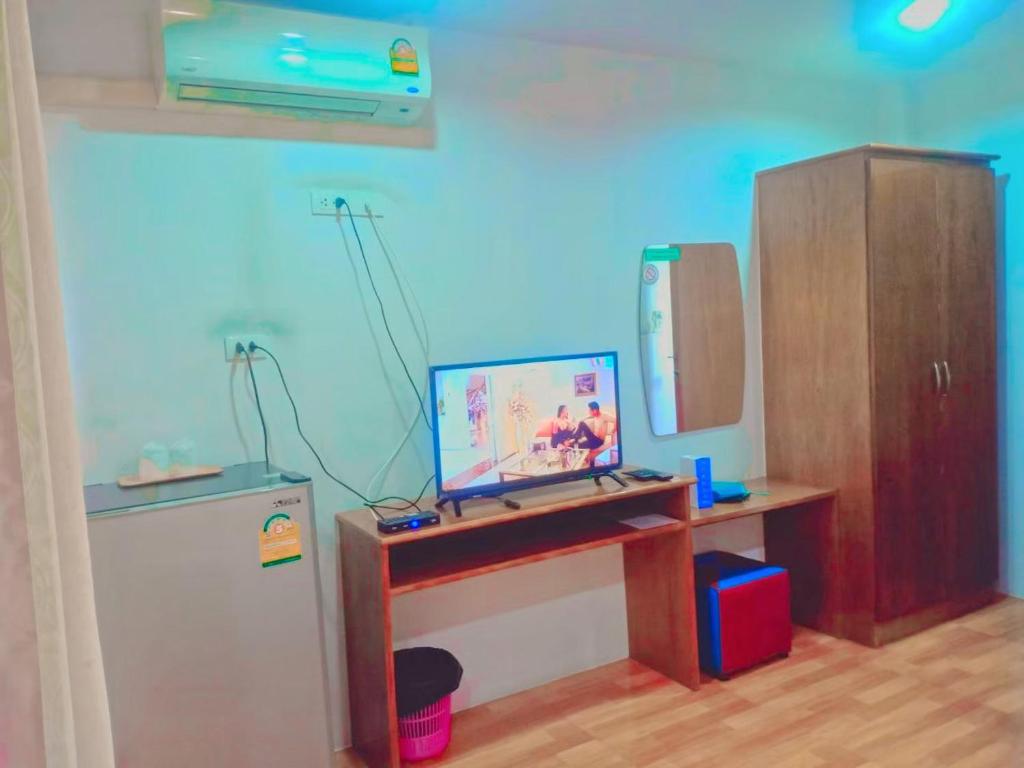 TV a/nebo společenská místnost v ubytování Boodsarin Hotel