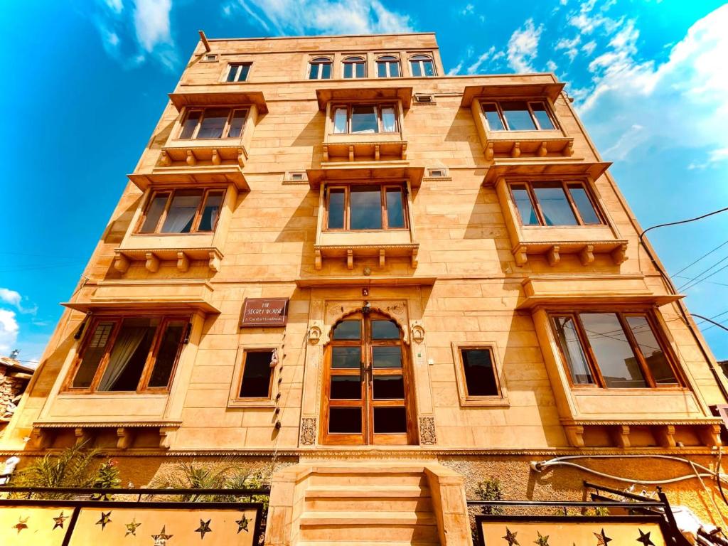 um edifício alto com janelas do lado em The Secret House - Adults Only em Jaisalmer