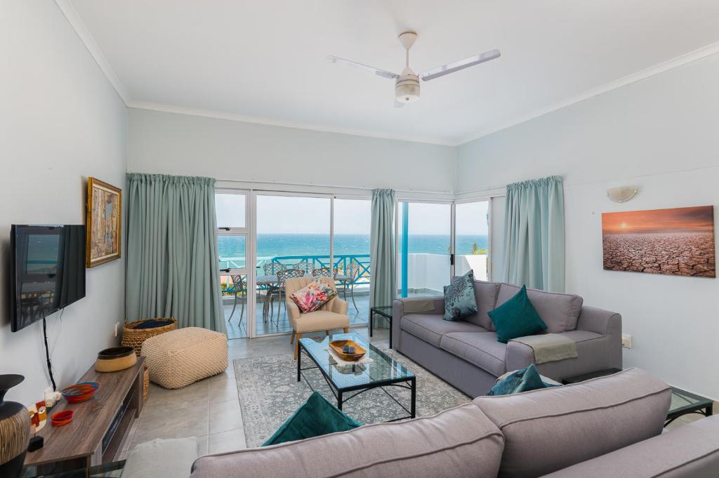 sala de estar con vistas al océano en Aruba 16, en Ballito