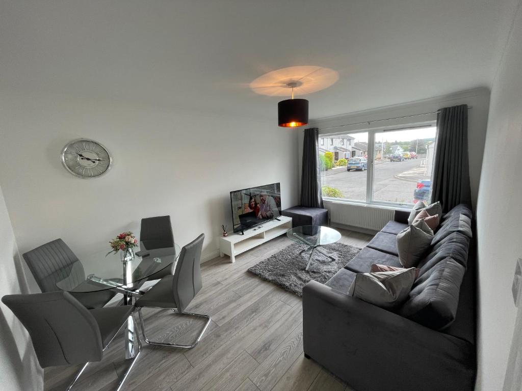 uma sala de estar com um sofá e uma mesa em Casa Fresa - Kintail House em Broughty Ferry