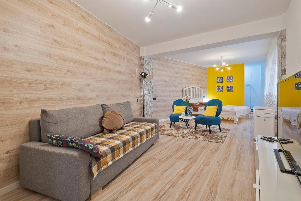 ein Wohnzimmer mit Sofa und ein Schlafzimmer in der Unterkunft Apartament Mercado Central in Alicante