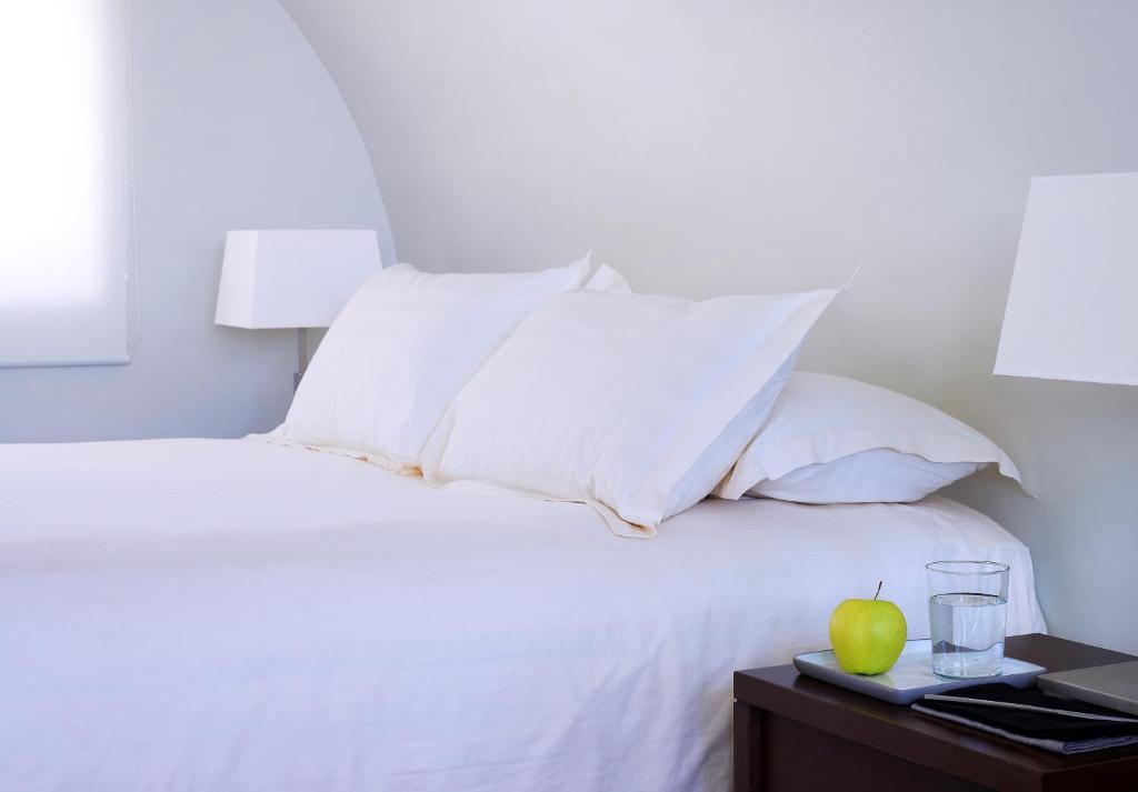Postel nebo postele na pokoji v ubytování Macaris Suites & Spa