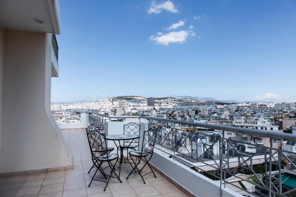 uma varanda com cadeiras e vista para a cidade em Penthouse with fabulous views Zografou em Atenas