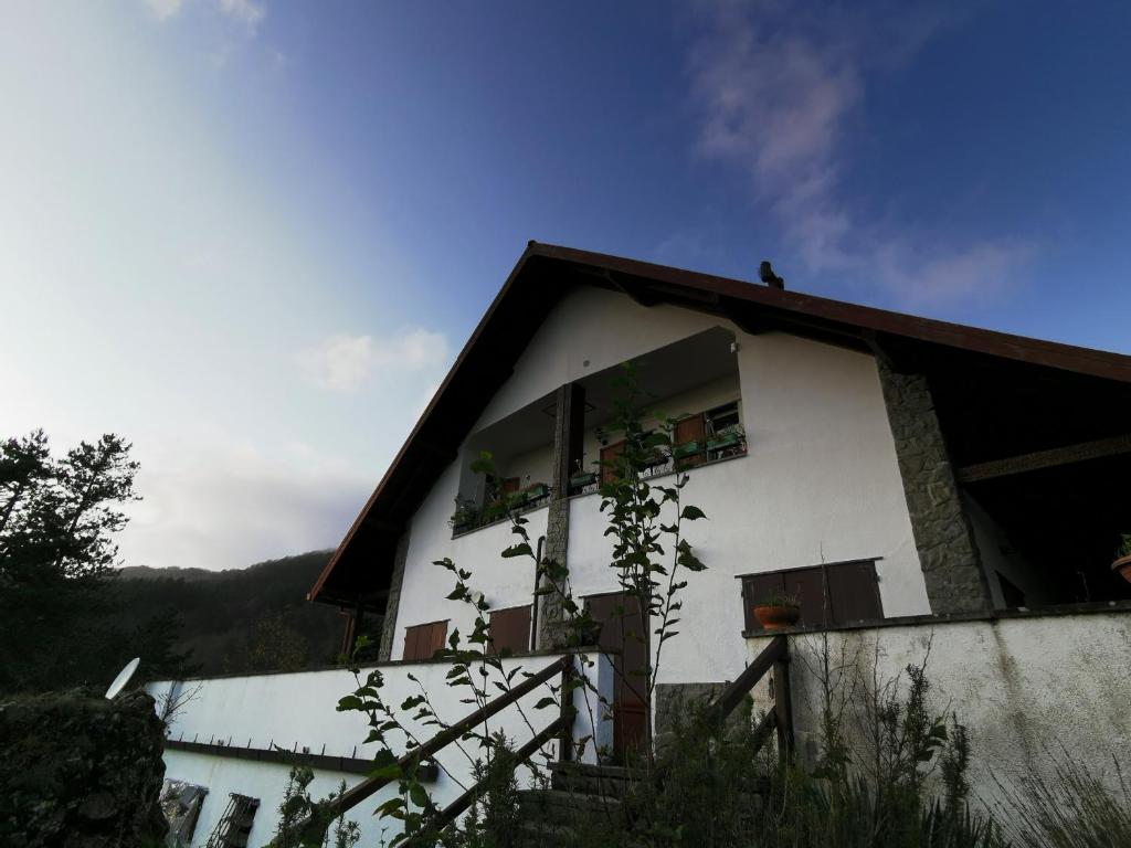 a white house with windows on the side of it at La Perla dell'AltaVia in Bertigaro