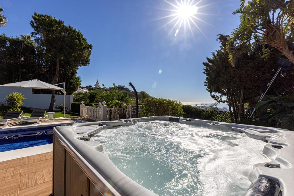 Bazén v ubytování Modern independent studio apt in luxury villa nebo v jeho okolí