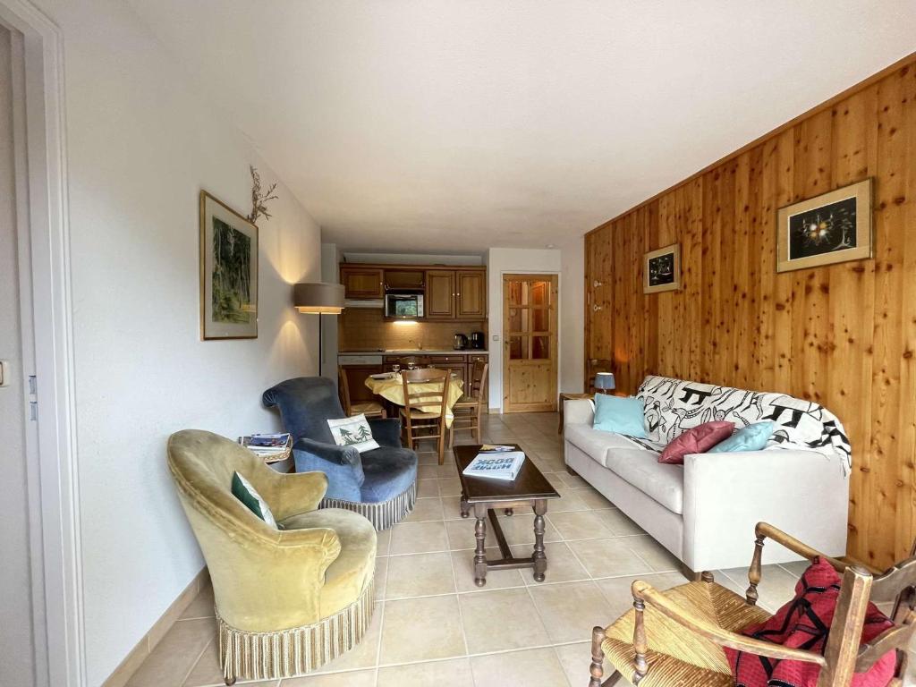 un salon avec un canapé, des chaises et une table dans l'établissement Charmant T3 avec balcon ensoleillé et parking à Serre Chevalier - FR-1-330E-115, à Saint-Chaffrey