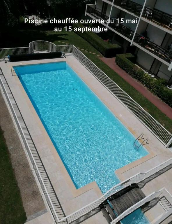 O vedere a piscinei de la sau din apropiere de Le grand large &quot;Superbe studio piscine chauff&eacute;e du 15 juin au 15 septembre&quot;