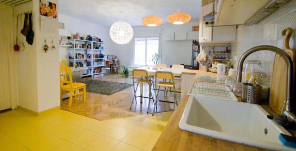 ブダペストにあるRadnoti design Studioのキッチン(シンク、カウンター、椅子付)
