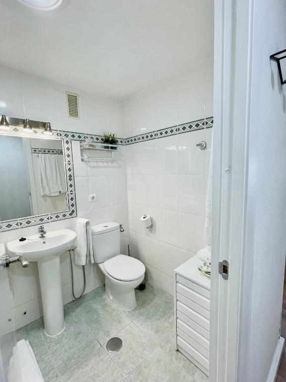 A bathroom at Home Triana