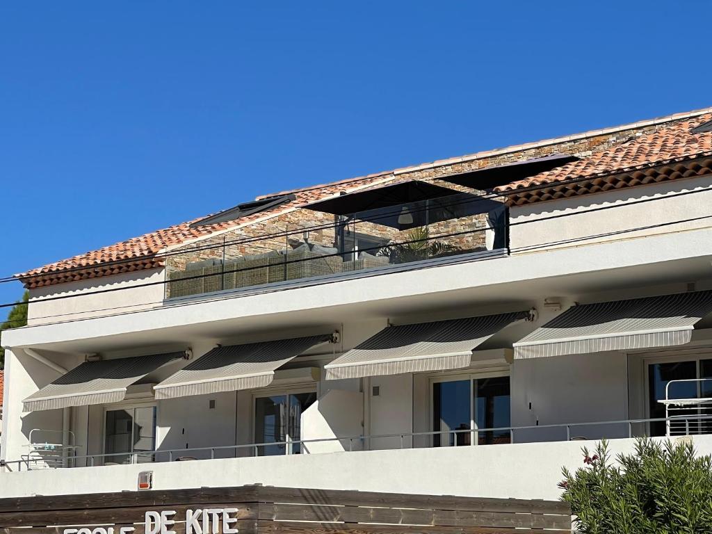 an apartment building with balconies and a blue sky at Résidence San Paolisa in Hyères