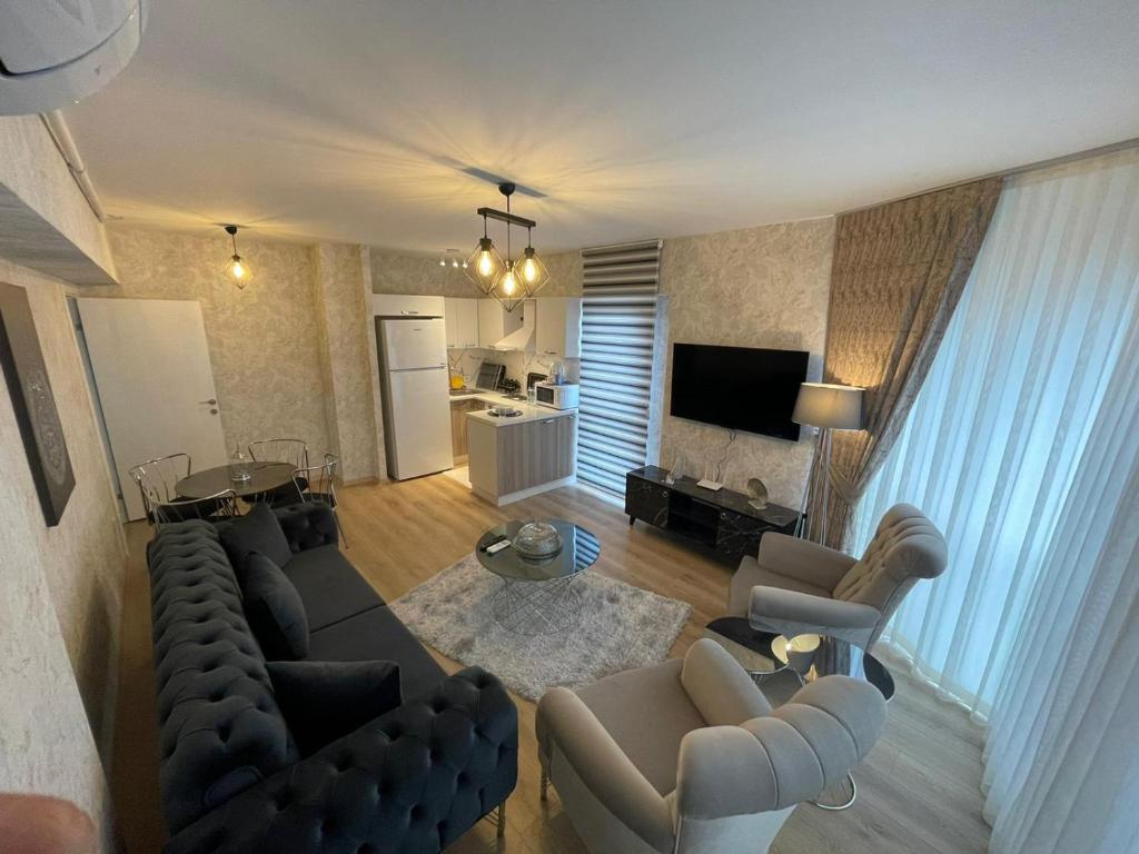 a living room with couches and a dining room at King Suite AE8 in Esenyurt