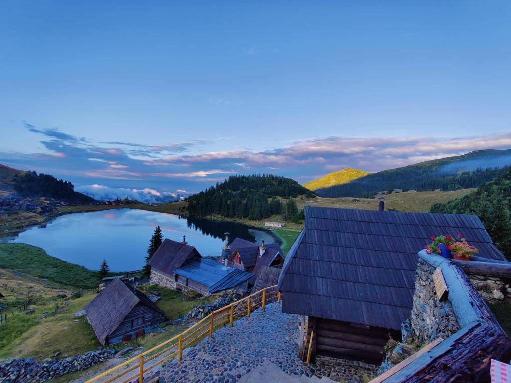 una vista aerea di una casa e di un lago di Prokosko Resort a Fojnica