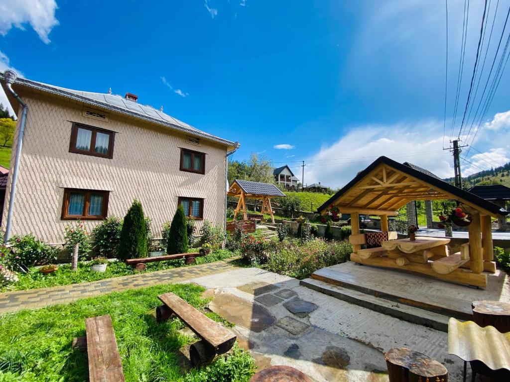 O grădină în afara Casa Agroturistica Tarancuta din Vatra Moldovitei