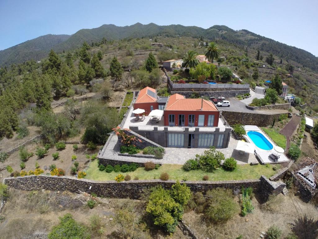 una vista aérea de una casa en una colina en Villa Atlantico - beheizter Pool, Sauna, en Tijarafe
