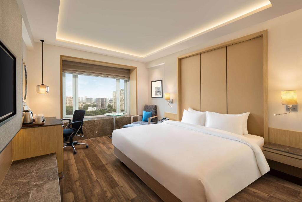 Postel nebo postele na pokoji v ubytování Radisson Mumbai Goregaon