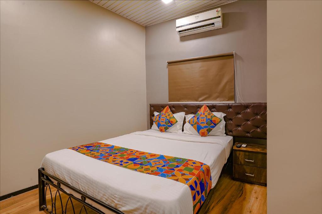 Postel nebo postele na pokoji v ubytování FabExpress Comfort stay - Nr Mumbai International Airport
