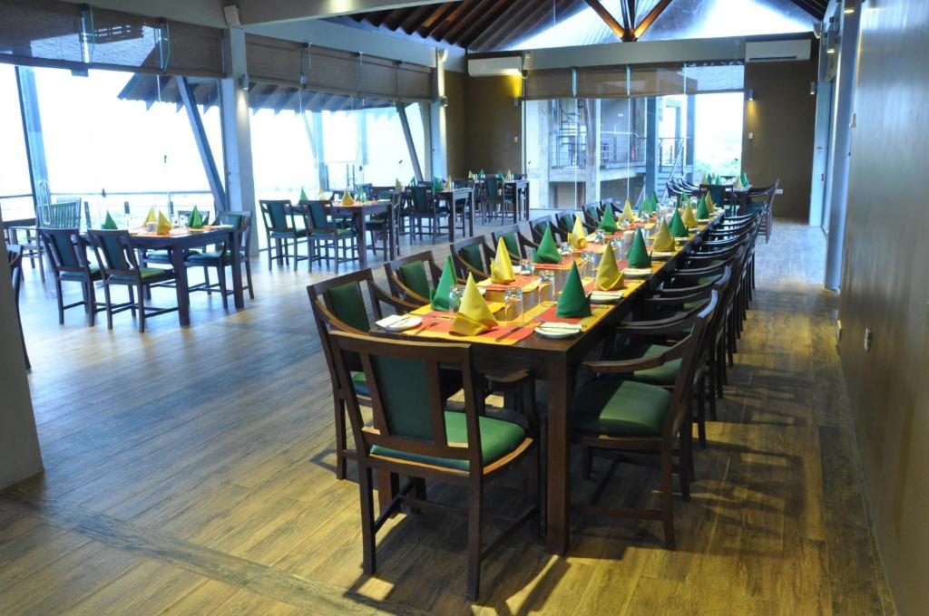 Restaurace v ubytování Laya Safari Resorts & Spa