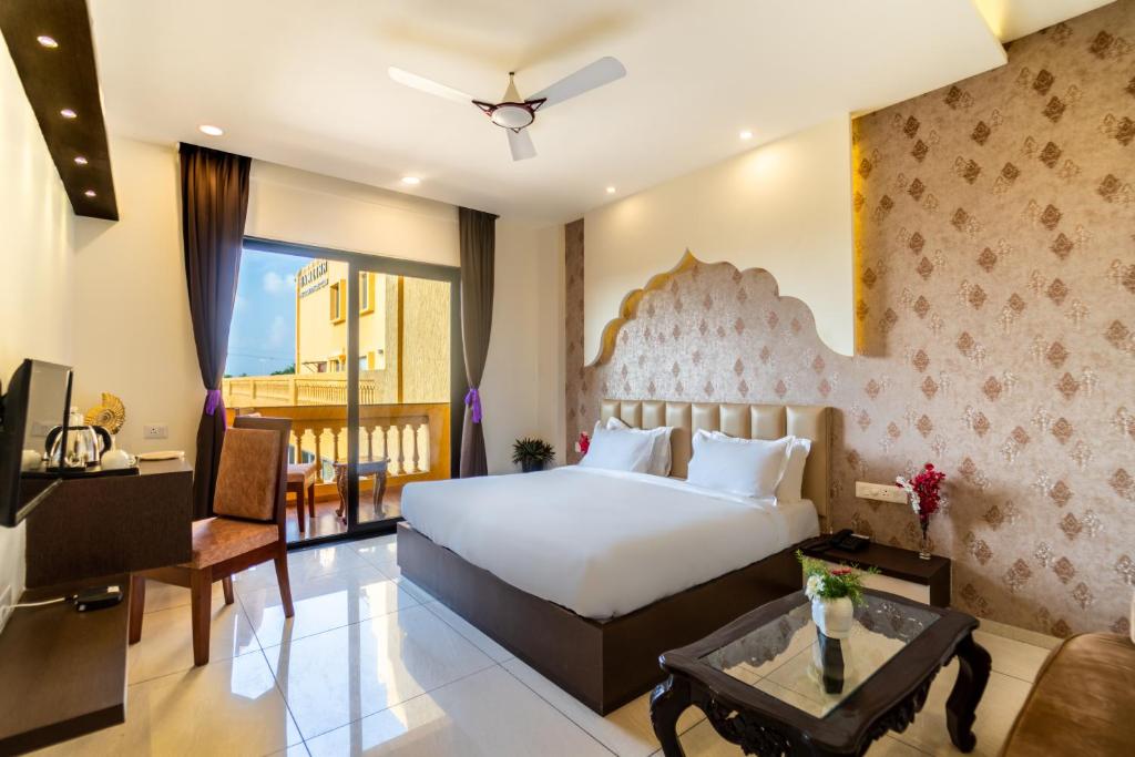a bedroom with a bed and a living room at Hamlinn Resort in Guna