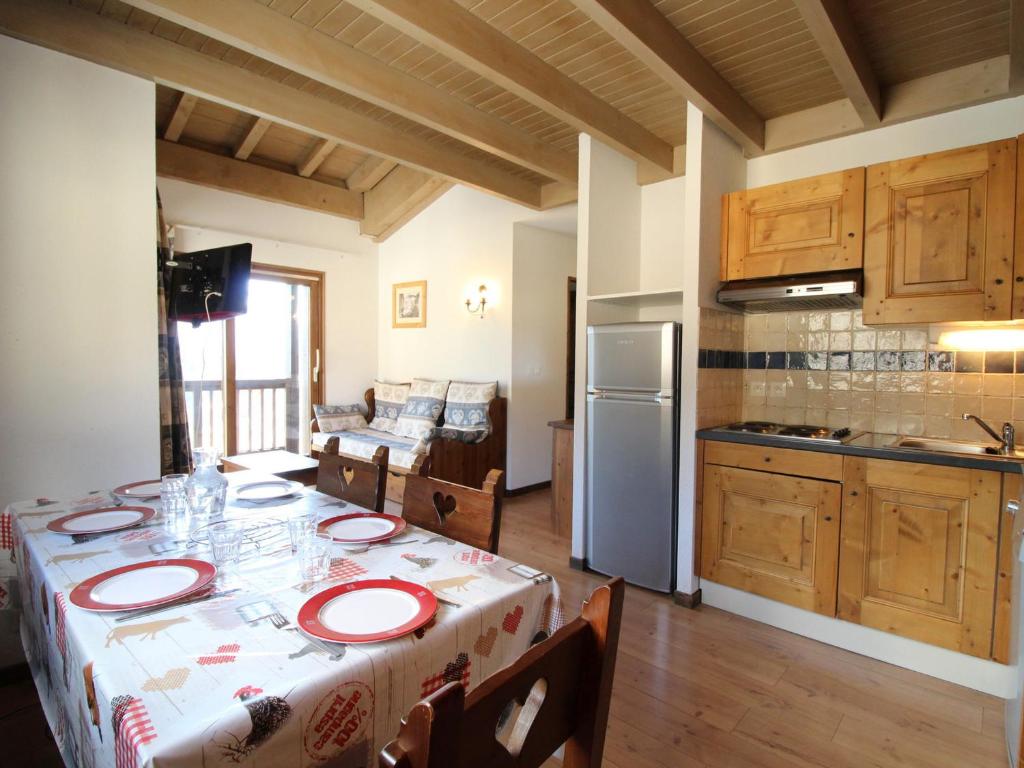 a dining room with a table and a kitchen at Appartement Aussois, 3 pièces, 6 personnes - FR-1-508-36 in Aussois