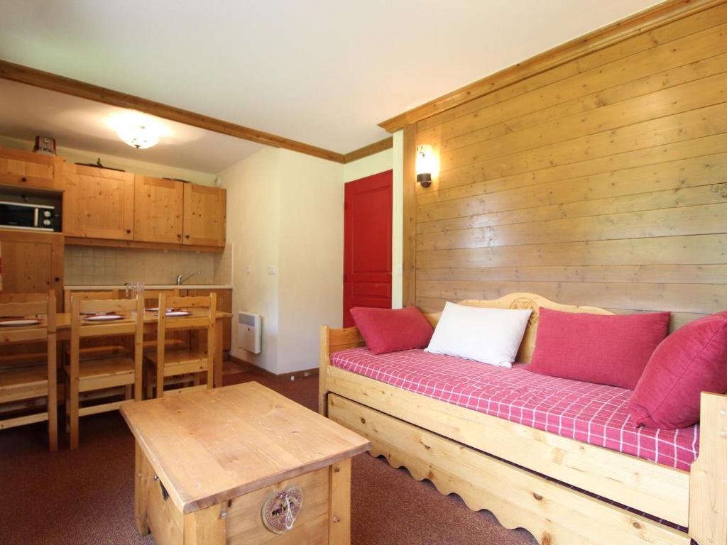 un salon avec un canapé et une table dans l'établissement Appartement 6 pers pieds de pistes avec piscine - Val-Cenis, Les Alpages - FR-1-508-121, à Lanslebourg-Mont-Cenis