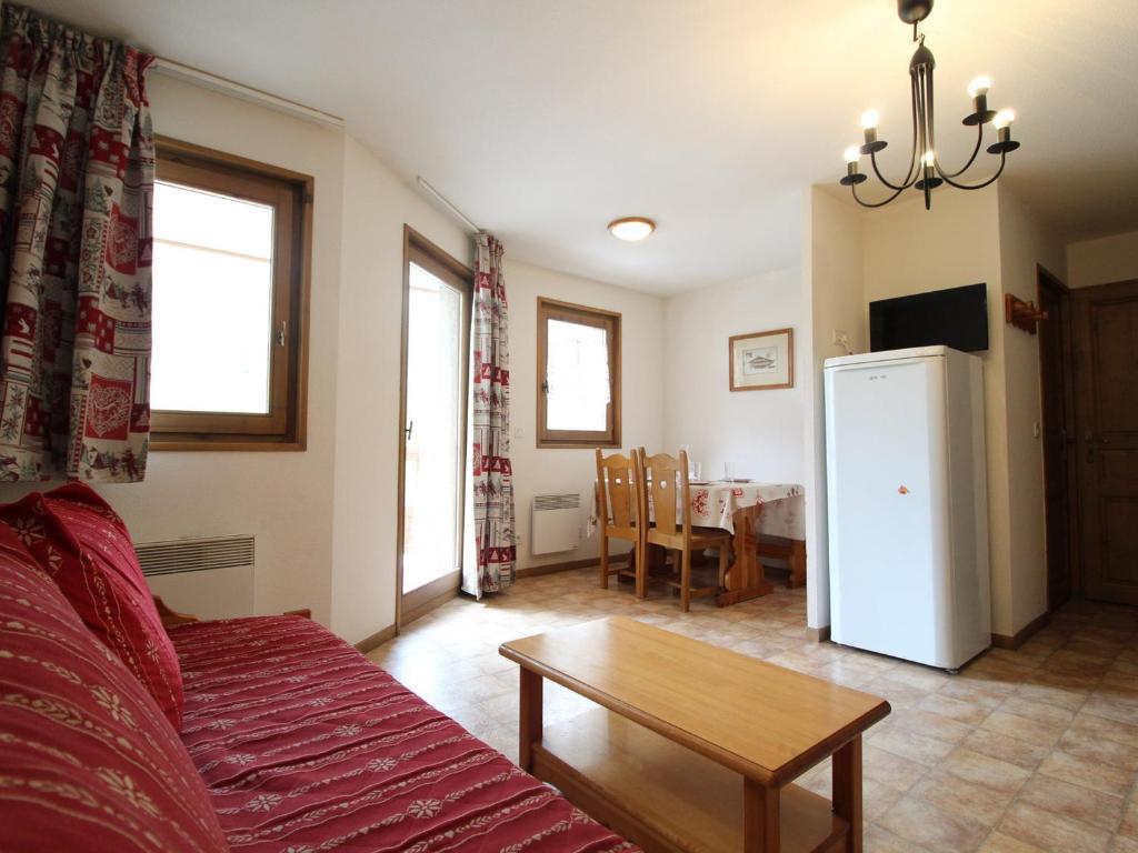 un salon avec un canapé et une table dans l'établissement Appartement Confort 4 Pers, Pied des Pistes, Parking Inclus, Lanslevillard-Val Cenis - FR-1-508-119, à Lanslevillard