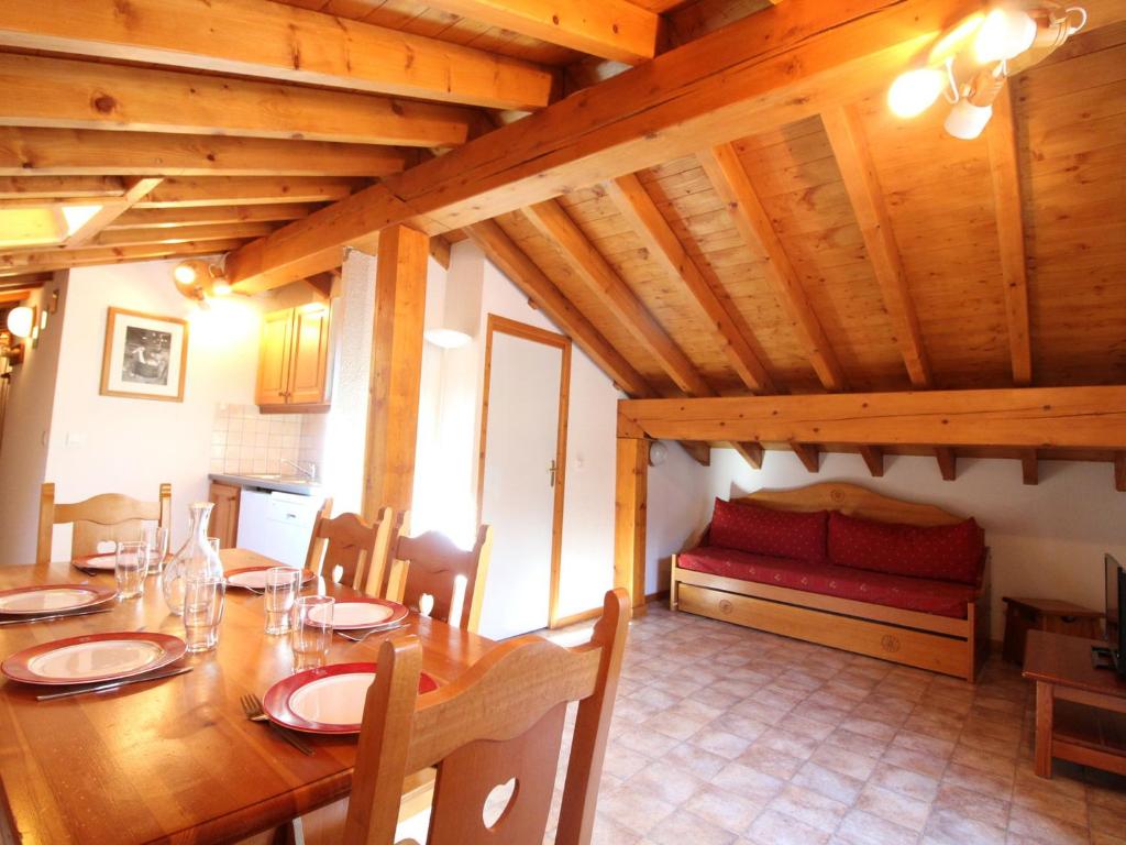 - une salle à manger en bois avec une table et un canapé dans l'établissement Appartement 6 pers à Lanslevillard-Val Cenis, proche pistes et commerces - FR-1-508-64, à Lanslevillard