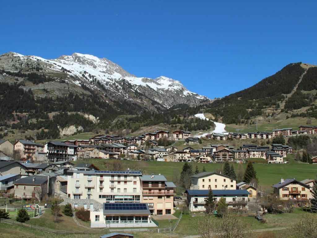 a town in the mountains with houses and mountains at Appartement Aussois, 2 pièces, 4 personnes - FR-1-508-68 in Aussois